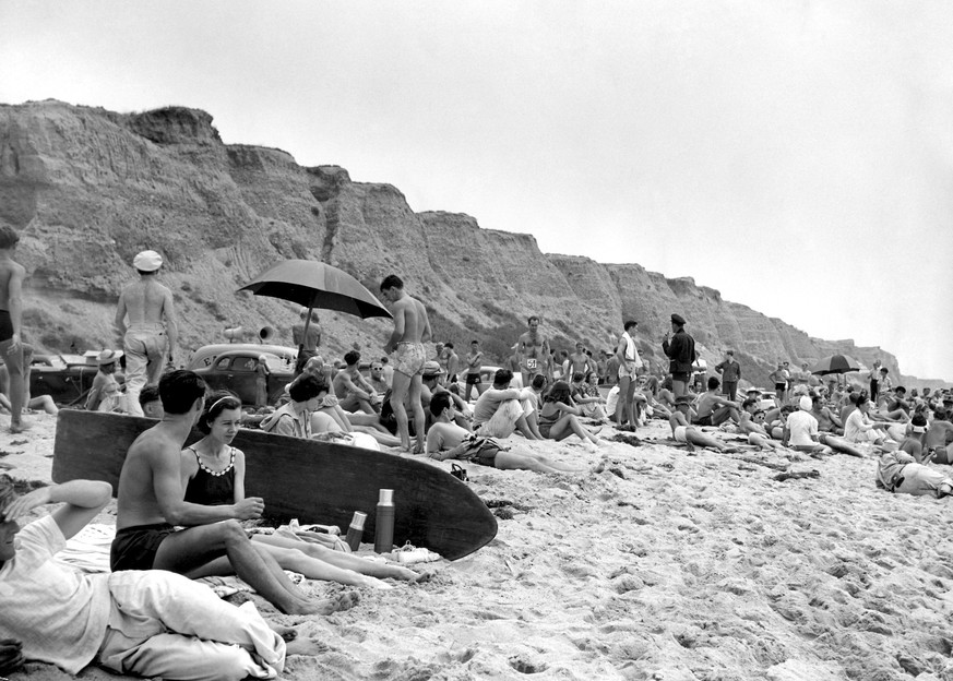 Beach holidays Riding the crest of a rolling wave , poised on along polished board and hurtling before the sweeping surf is the majestic of the ancient Hawaiian Kings and one that has captured the fan ...