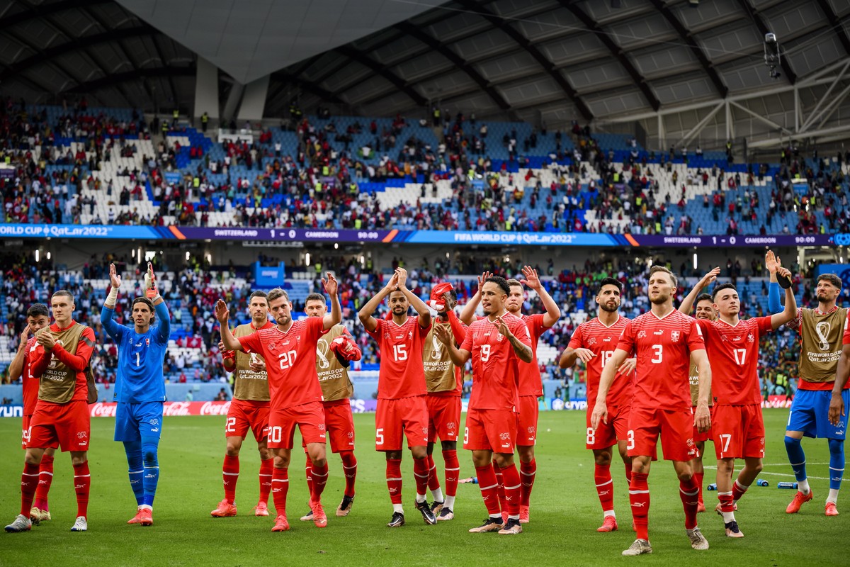 epa10324653 Swiss players applaud their fans after winning the FIFA World Cup 2022 group G soccer match between Switzerland and Cameroon at Al Janoub Stadium in Al Wakrah, Qatar, 24 November 2022. EPA ...