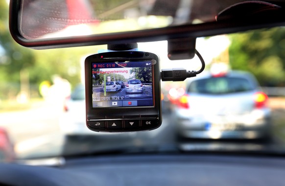 ARCHIV - 06.08.2014, Berlin: Eine sogenannte Dashcam, befestigt an der Windschutzschreibe, filmt den Straßenverkehr aus einem Auto. (zu dpa: «Lässt BGH Dashcam-Aufnahmen vor Gericht als Beweis zu?» vo ...