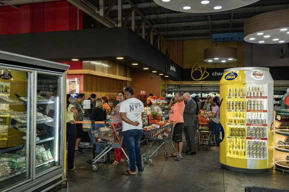 epa12623315 People queue in a supermarket to buy groceries in Maracaibo, northwestern Venezuela, 03 January 2026. US President Donald Trump has announced that the United States has 'successfully  ...
