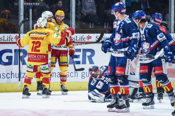 Biels Mathieu Tschantre, Torschuetze Marco Pedretti und Topscorer Marc-Antoine Pouliot, von links nach rechts, jubeln zum 1:0 im Eishockey Meisterschaftsspiel der National League zwischen den ZSC Lion ...