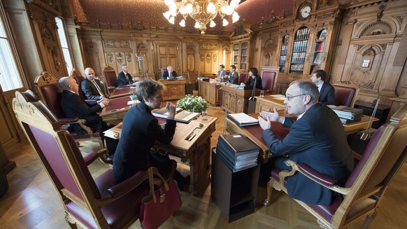 Bundesraetin Simonetta Sommaruga, links, spricht mit Bundesrat Guy Parmelin, rechts, an der Seite von Bundesrat Ueli Maurer, Bundesrat Alain Berset, Bundesrat Didier Burkhalter, Bundesrat Johann Schne ...