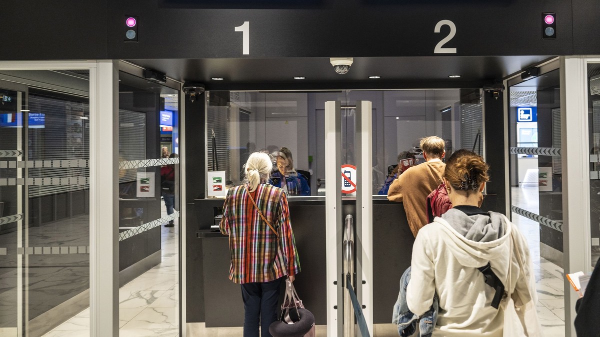 Mitarbeitende des Bundesamts fuer Zoll und Grenzsicherheit (BAZG) konrollieren kontrollieren Reisende am Euroairport Basel Mulhouse, fotografiert am Dienstag, 15. Oktober 2024. (KEYSTONE/Christian Beu ...