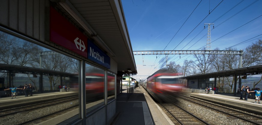 THEMENBILD --- SBB Strecke zwischen Sursee und Luzern, im Bild der Bahnhof Nottwil, aufgenommen am 17.April 2013. Die SBB engagiert sich in der Suizidpraevention. Im Fokus stehen dabei die Kommunikati ...