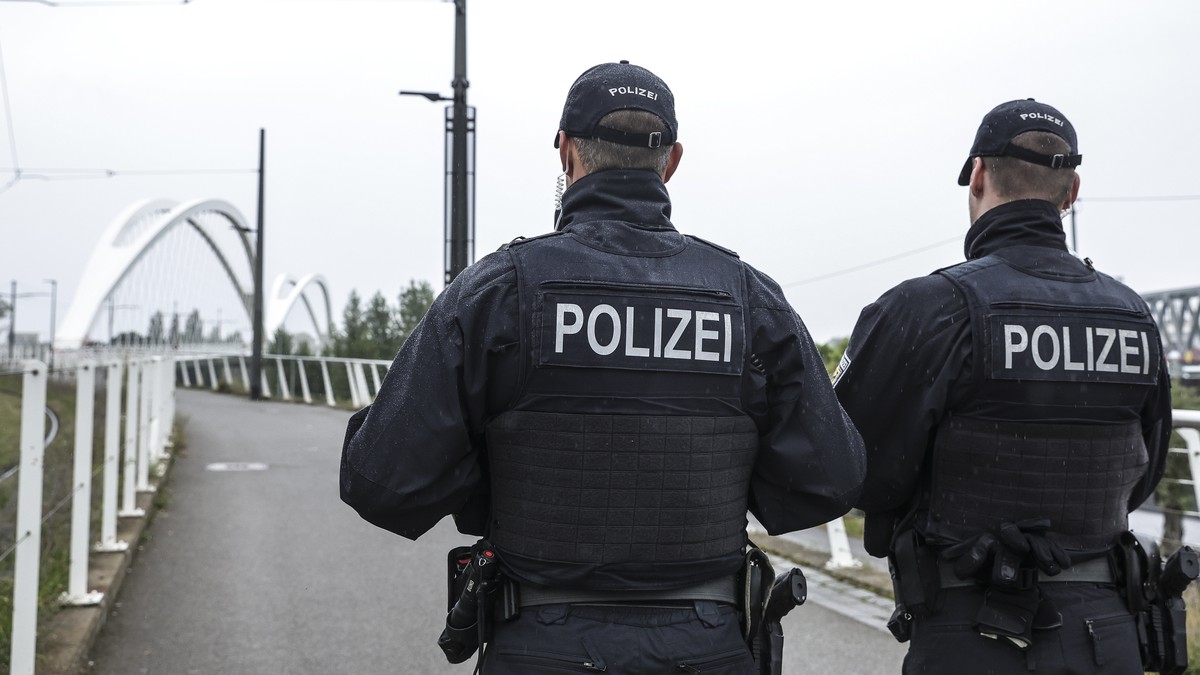 epa11608447 German police control the Bridge of Europe border crossing that separates France and Germany, in Kehl, Germany, 16 September 2024. For six months, beginning from 16 September, Germany will ...