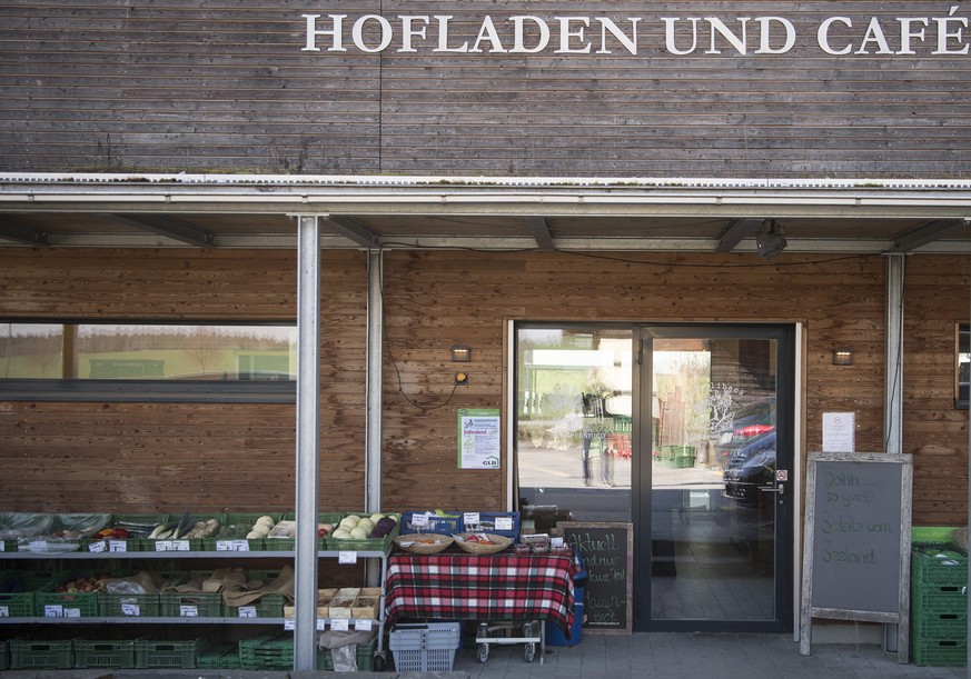 Der Hofladen bietet diverse Esswaren und Getraenke an anlaesslich der Jahresmedienkonferenz von Bio Suisse auf dem Biohof von Fritz Sahli, am Donnerstag, 12. April 2018, in Uettligen bei Bern. (KEYSTO ...