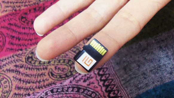 Das Wissen ganzer Bibliotheken auf einem kleinen Chip für Handys, Tablets und PCs: Der Mikrochip ist quasi eine Offline-Kopie eines kleinen Teils des Internets mit spezifischem Fachwissen für Schulen  ...