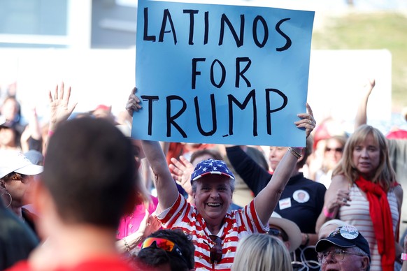 Das Transparent täuscht: Die meisten Latinos lehnen Trump ab.