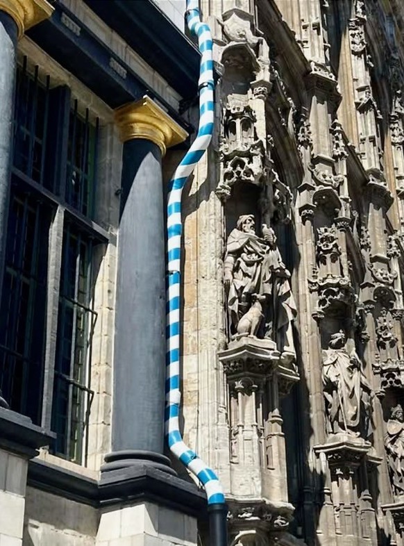 Sexy gutters - sexy Dachrinnen 
https://www.instagram.com/sexygutters/