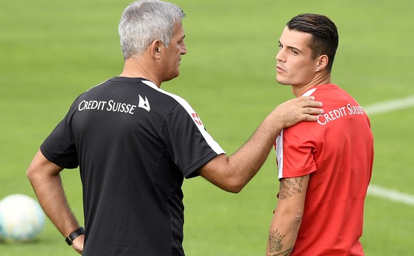 Granit Xhaka, rechts, und Nationalcoach Vladimir Petkovic, links, beim Training mit der Schweizer Fussballnationalmannschaft in Freienbach (SZ) am Dienstag, 30. August 2016. (KEYSTONE/Walter Bieri)