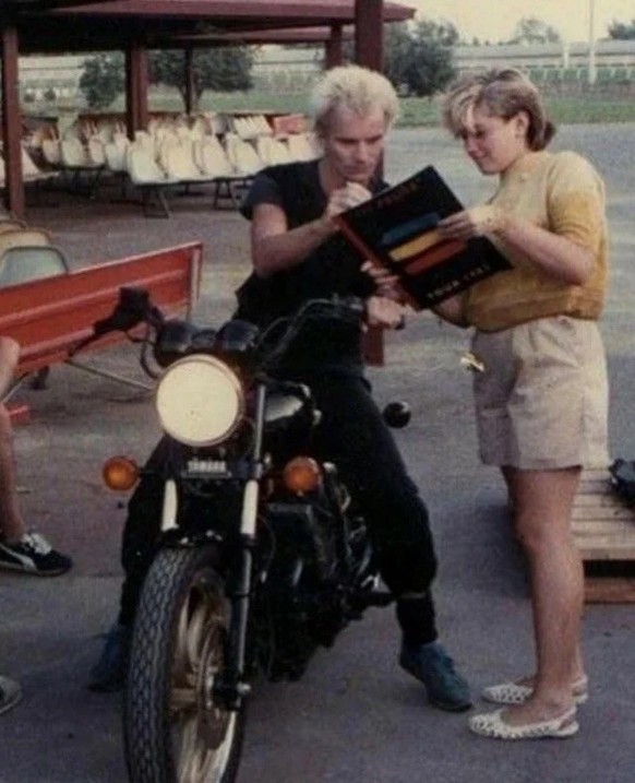 1983: Sting gibt der jungen Gwen Stefani ein Autogramm.

stars celebs retro https://www.reddit.com/r/OldSchoolCelebs/comments/lgik27/sting_giving_his_autograph_to_a_young_gwen/