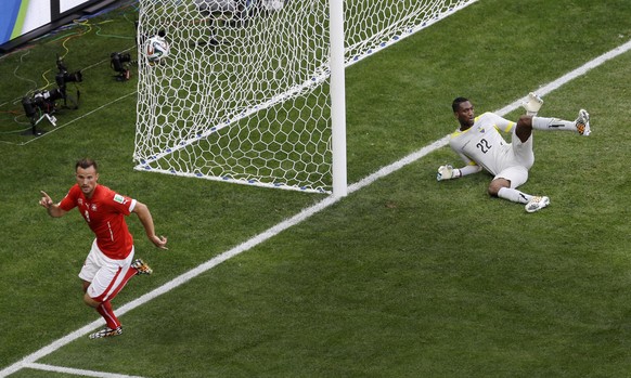 ARCHIV - ZU DEN RUECKBLICKEN AUF DIE WM 2010 UND 2014 STELLEN WIR IHNEN FOLGENDES BILDMATERIAL ZUR VERFUEGUNG - Switzerland&#039;s Haris Seferovic, left, celebrates scoring his side&#039;s second goal ...