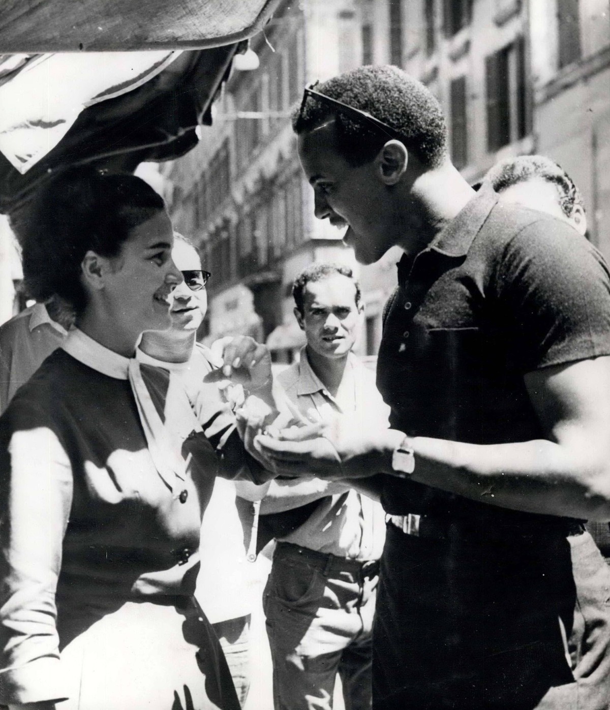 Belafonte-Urlaub in Rom Juli 1958 Rom, Italien: HARRY BELAFONTE, der König der Calypso, macht einen Kurzurlaub in Rom und gibt Autogramme für seine Bewunderer. Sein nächster Film ist Das Ende der Welt ...