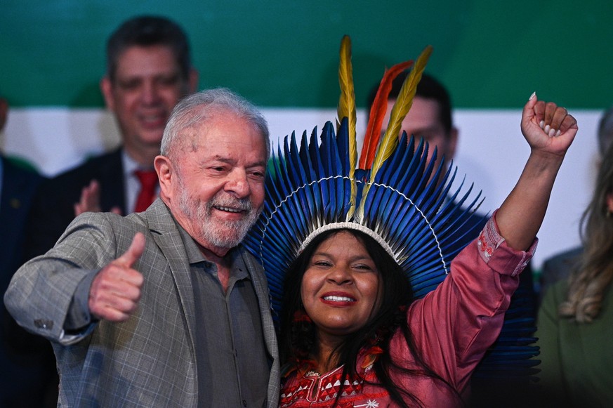 epaselect epa10381753 Brazil&#039;s president-elect, Luiz Inacio Lula da Silva, poses next to the appointed Minister of Indigenous Peoples, Sonia Guajajara, during a press conference in which he annou ...