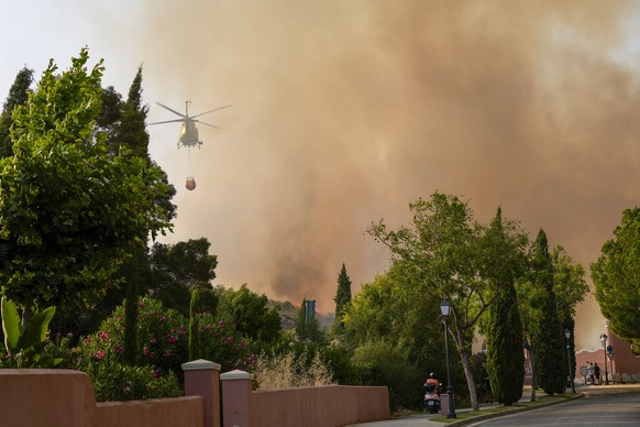 KEYPIX - epa13102089 Smoke from a wildfire darkens the sky around Alferini Golf Club in Estepona, in the province of Malaga, southern Spain, 09 July 2026 (issued 10 July 2026). A wildfire broke out be ...