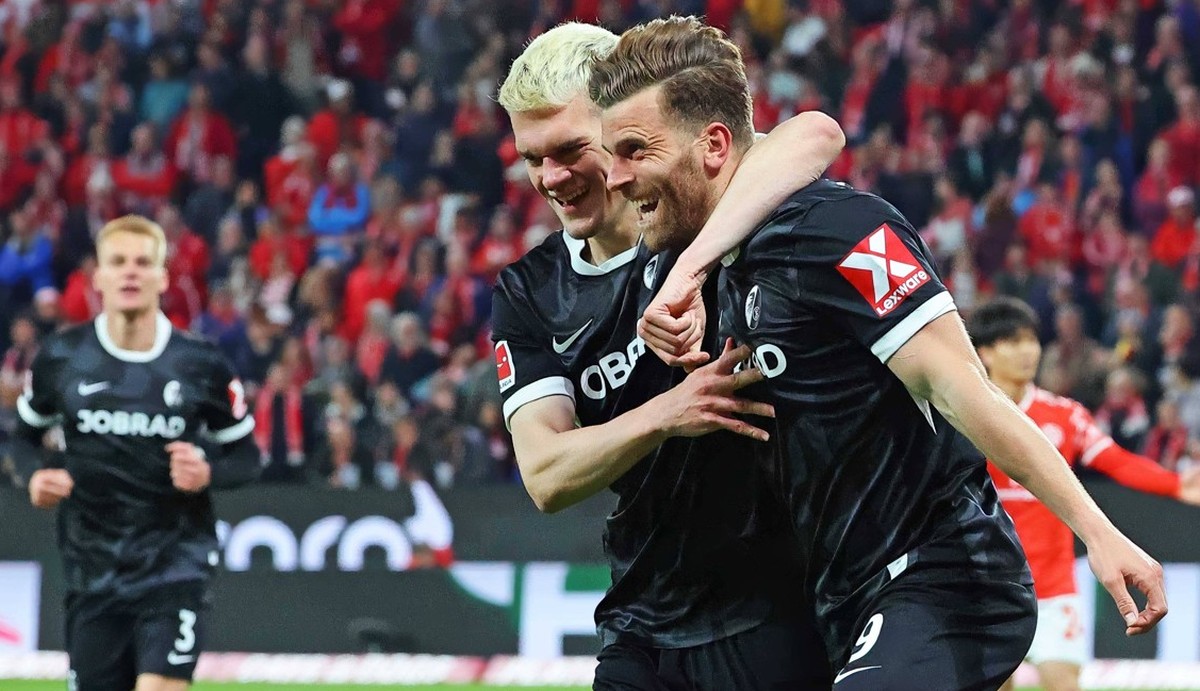 Mainz, Deutschland 12. April 2026: 1. BL - 2025/2026 - FSV Mainz 05 gegen SC Freiburg Im Bild: Matthias Ginter SCF und Torsch