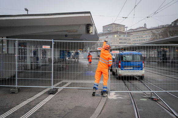Ein Arbeiter sperrt die Haltestelle Bahnhofquai am Hauptbahnhof in Zuerich ab, am Tag vom Fahrplanwechsel, am Sonntag, 14. Dezember 2025 in Zuerich. Die Verkehrsbetriebe VBZ stehen heute vor dem &quot ...