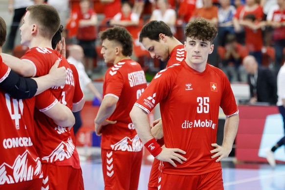 epa11335468 Switzerland&#039;s Noam Leopold looks disappointed after losing the men&#039;s handball World Championship 2025 playoff qualification match between Switzerland and Slovenia, in Winterthur, ...