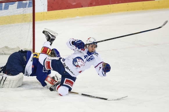 Hoppla! ZSC-Suter stolpert über HCD-Keeper Genoni.