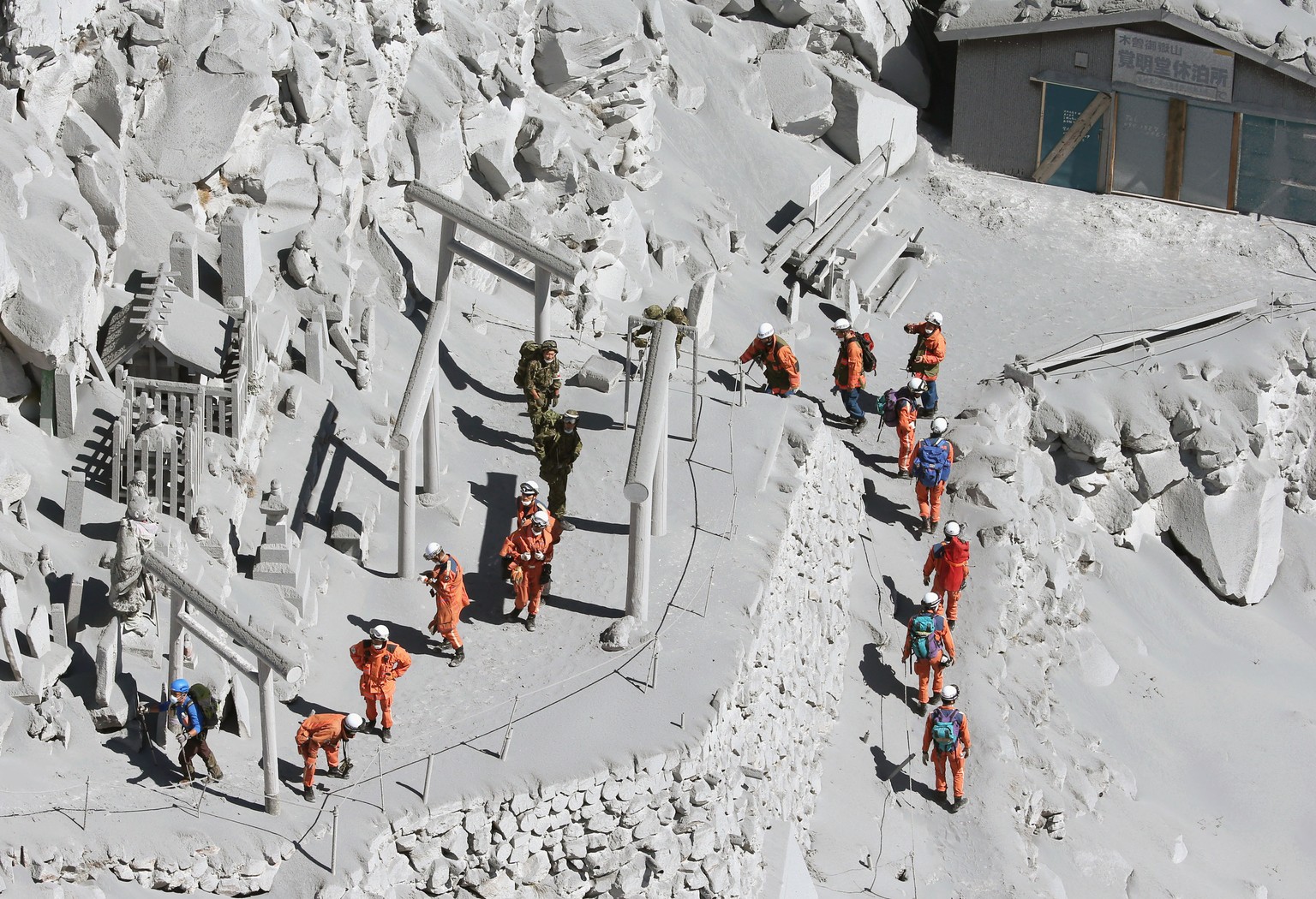 Rettungskräfte beim Aufstieg auf den Ontakesan.