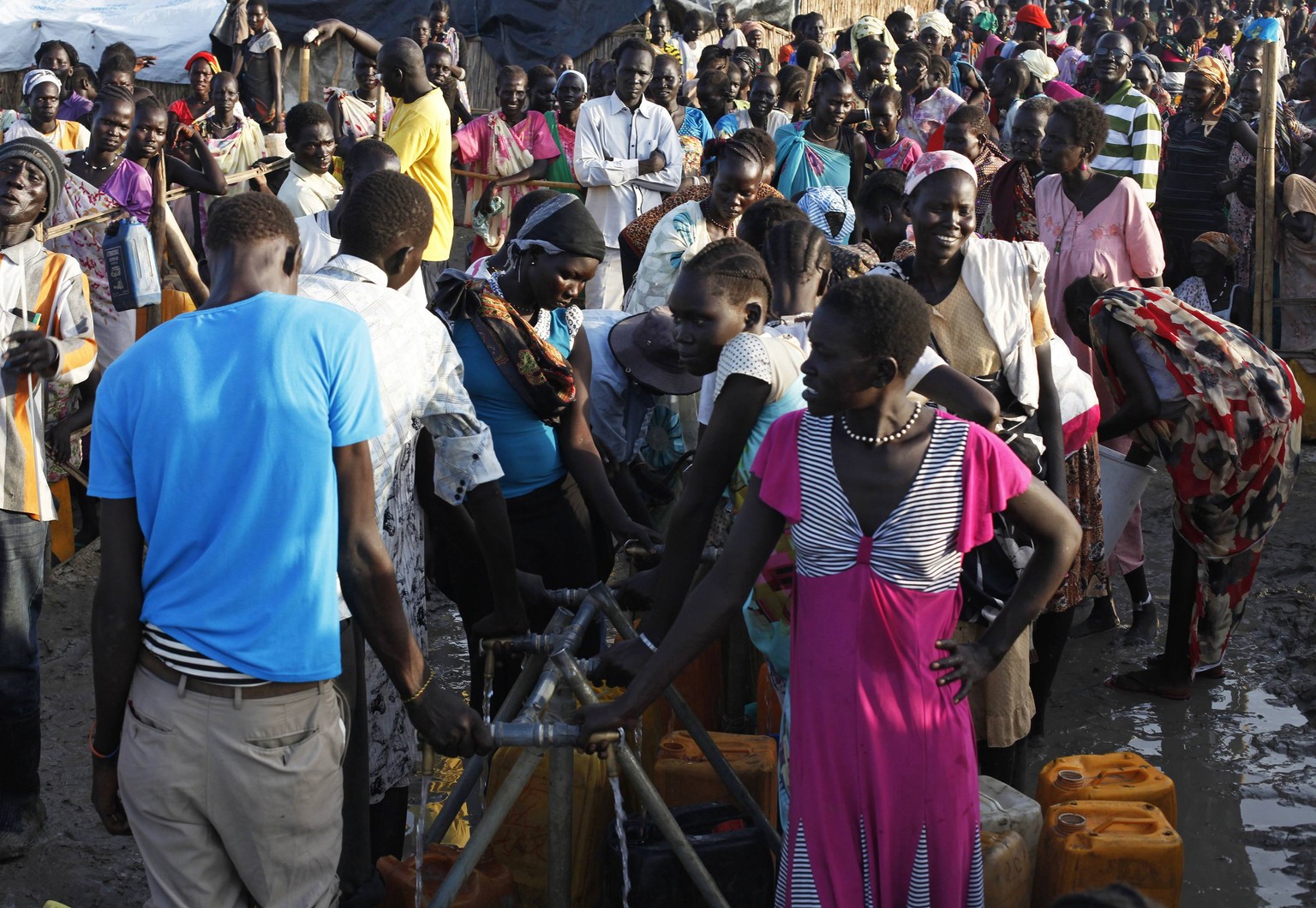 Flüchtlinge in&nbsp;Bentiu stehen für sauberes Wasser an. Im Südsudan herrscht ein ethnischer Machtkampf zwischen dem Präsidenten und seinem Rivalen.&nbsp;