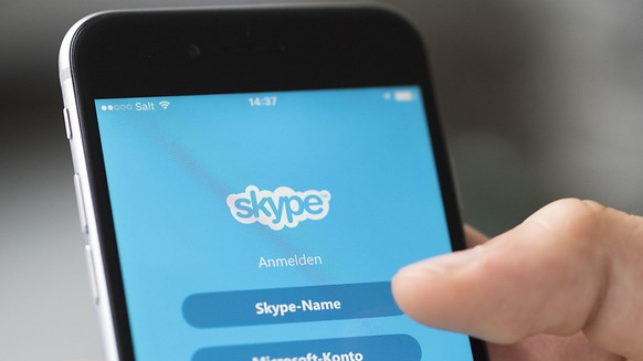 Gespräche im Onlinetelefonie-Dienst Skype können von Microsoft-Mitarbeitern mitgehört werden. (Symbolbild)