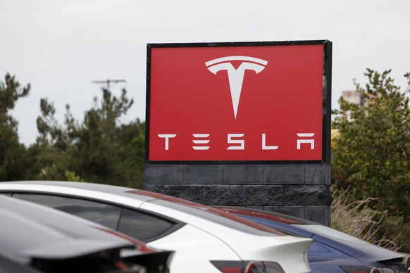 epa12331678 A Tesla logo is displayed outside a showroom in Burbank, California, USA, 28 August 2025. According to the European Automobile Manufacturers Association (ACEA), new European car registrati ...