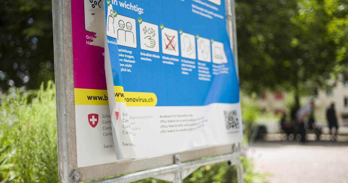 Mehrere Plakate der Infokampagne "So schuetzen wir uns" des Bundesamtes fuer Gesundheit BAG, zur Eindaemmung der Coronavirus - COVID-19 Pandemie, sind uebereinandergeklebt, am Sonntag, 28. J ...
