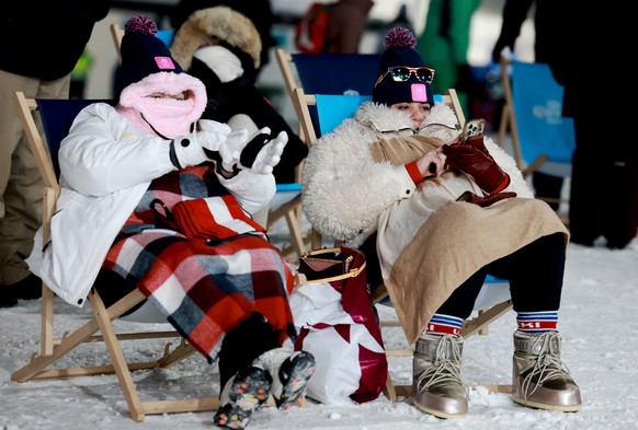 <p>Diese Fans verfolgen die Big-Air-Wettbewerbe seeeeeehr aufmerksa,.</p>
