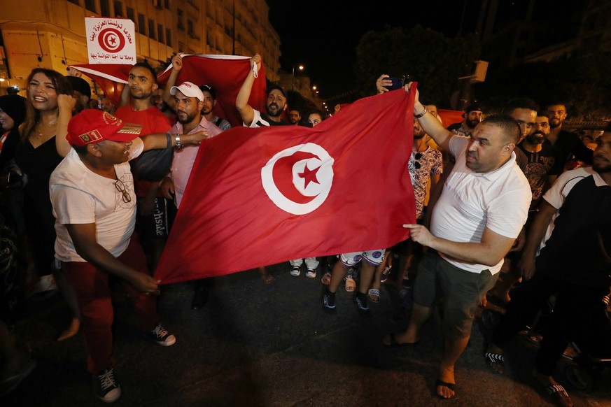 Tunesier feiern die neue Verfassung. Tunis, 25. Juli 2022..