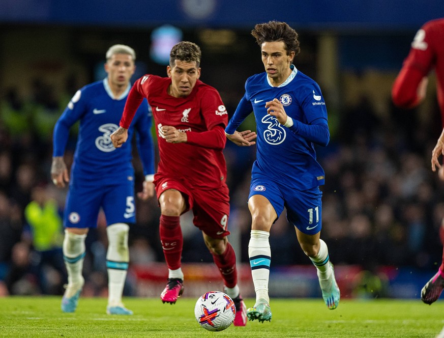 Football - FA Premier League - Chelsea FC v Liverpool FC LONDON, ENGLAND - Tuesday, April 4, 2023: Chelsea s Joao FÃ lix R is chased by Liverpool s Roberto Firmino during the FA Premier League match b ...