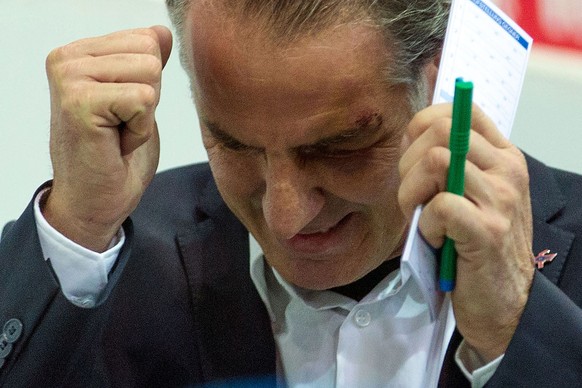 Der vom «häuslichen Unfall» gezeichnete Felix Hollenstein.