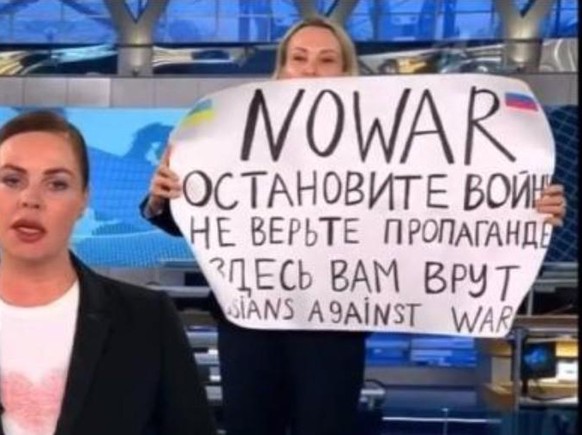 Protest in den Hauptnachrichten auf Russlands wichtigstem Sender: Eine Redakteurin lief mit einem Plakat gegen den Krieg in die laufende Sendung.