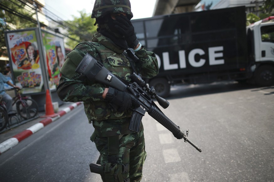 &nbsp;Ein Soldat hält hinter einem Polizeitransporter ein Bangkok Wache.&nbsp;