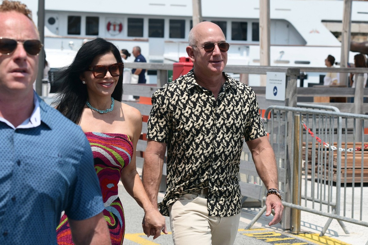 Entertainment Themen der Woche KW24 Entertainment Bilder des Tages Jeff Bezos with Lauren Sanchez in Saint Tropez Jeff Bezos and Lauren Sanchez visiting Saint Tropez during their vacation in South of  ...