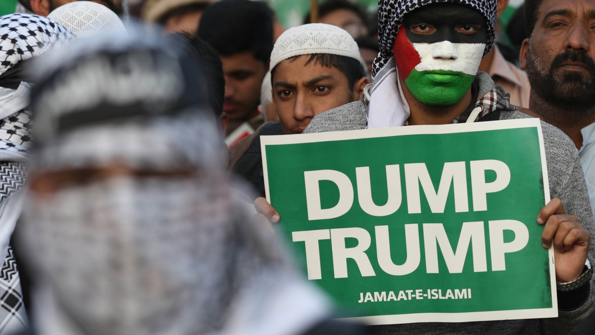 epa06395986 Supporters of Islamic political party Jamat-e-Islami rally against the US President Trump's decision to accept the Jerusalem as Israel's capital, in Karachi Pakistan, 17 December ...