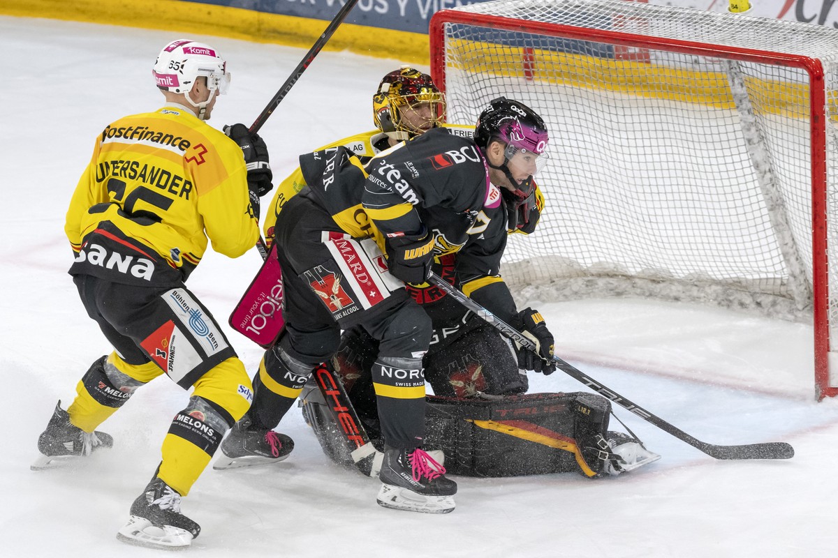 Ajoies Reto Schmutz gegen Berns Torhueter Daniel Manzato und Ramon Untersander, von rechts, beim Eishockey-Qualifikationsspiel der National League zwischen dem HC Ajoie und dem SC Bern in der Raiffeis ...