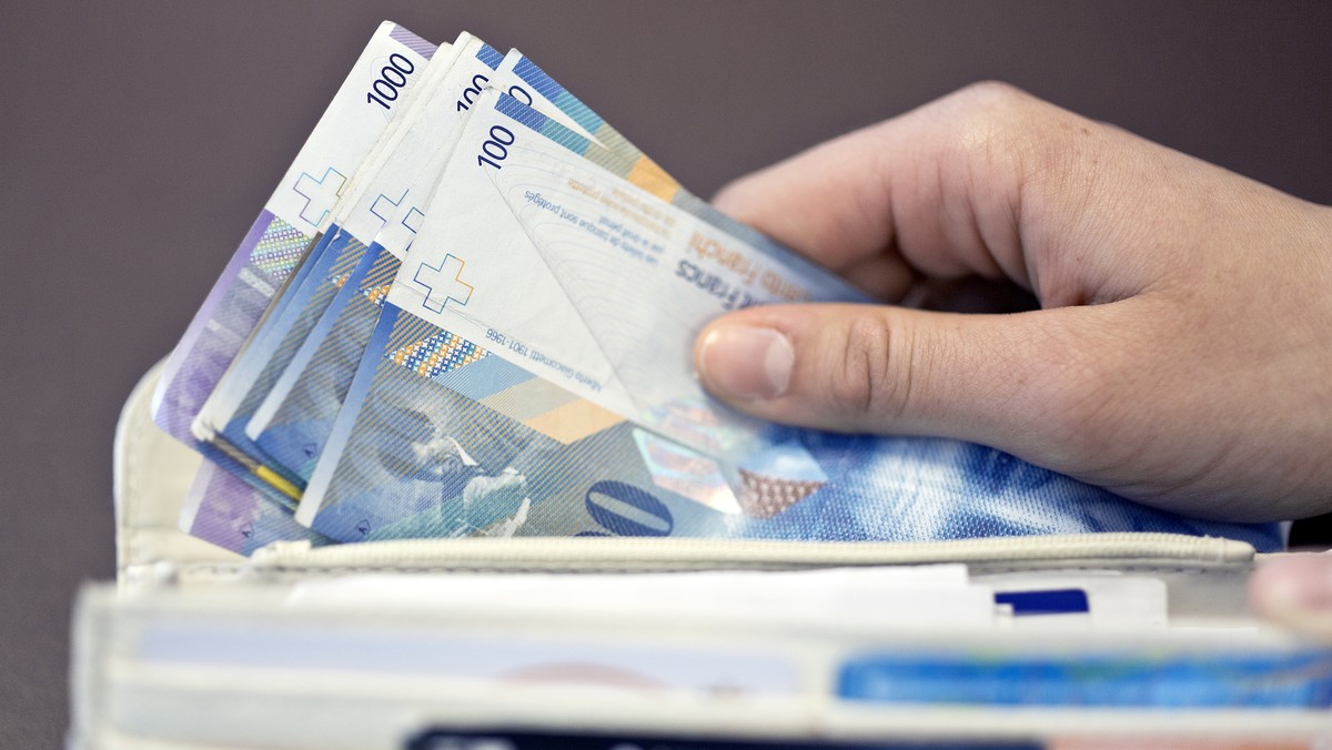 ZUM VERTEILUNGSMONITOR DER BAK BASEL STELLEN WIR IHNEN AM DIENSTAG, 4. AUGUST 2015, FOLGENDES ARCHIVBILD ZUR VERFUEGUNG - [POSED PICTURE] Bank customers at the counter of Raiffeisen Bank in Kuessnacht ...