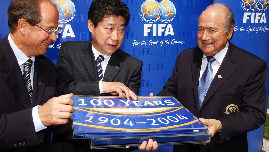 FIFA Praesident Joseph &quot;Sepp&quot; Blatter, rechts, und Generalsekretaer Urs Linsi, links, ueberreichen Zhang Jilong, Mitte, Vizepraesident des Chinesischen Fussballverbandes, am Freitag, 20. Mai ...