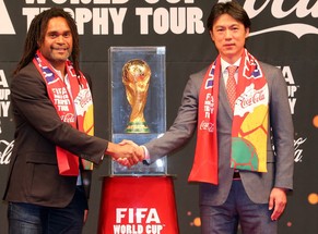 Christian Karembeu, Fifa-Botschafter und französischer Weltmeister 1998, beim Handshake mit Südkoreas Trainer Hong Myung-Bo vor dem WM-Pokal.