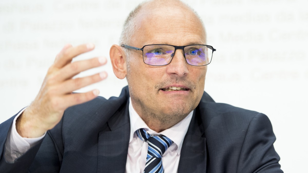 Nationalrat Alfred Heer (ZH) spricht in einem Medienkonferenz ueber die "Behoerdenpropaganda mit der Selbstbestimmungsinitiative und dem Bericht zu "15 Jahre Personenfreizuegigkeit", am ...