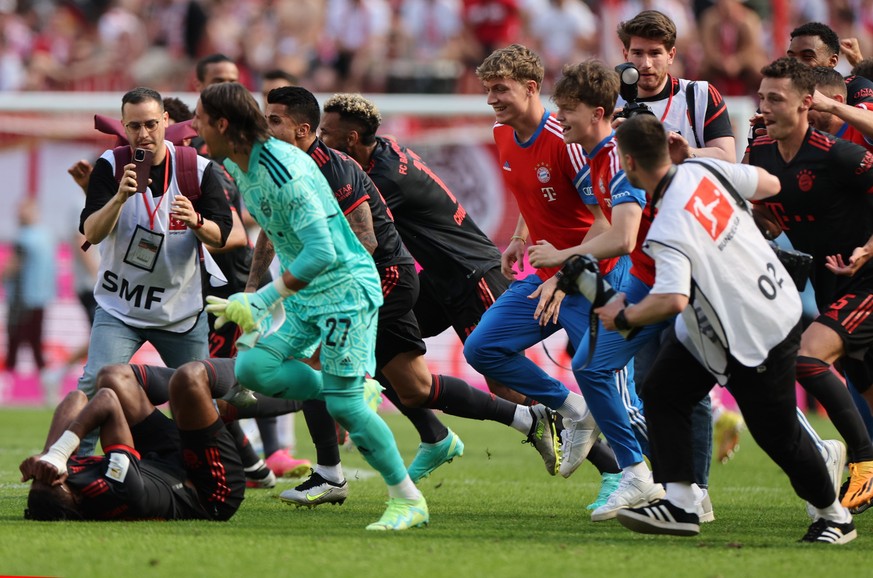 epa10658064 Bayern Munich&#039;s players after winning the German Bundesliga soccer match between 1.FC Cologne and FC Bayern Munich, in Cologne, Germany, 27 May 2023. Bayern Munich won the title due t ...