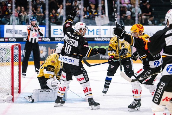 Le top scorer PostFinance luganais Calvin Thuerkauf, gauche, celebre son but avec l&#039;attaquant luganais Marco Mueller, centre, devant le gardien fribourgeois Bryan Ruegger, gauche, lors du match d ...