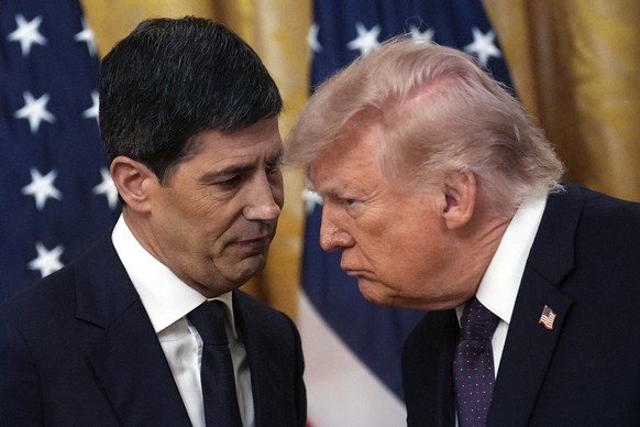 epa12984848 US President Donald Trump chats with Kevin Warsh during his swearing-in ceremony as the new Chairman of the Federal Reserve in the East Room of the White House in Washington, DC, USA, 22 M ...