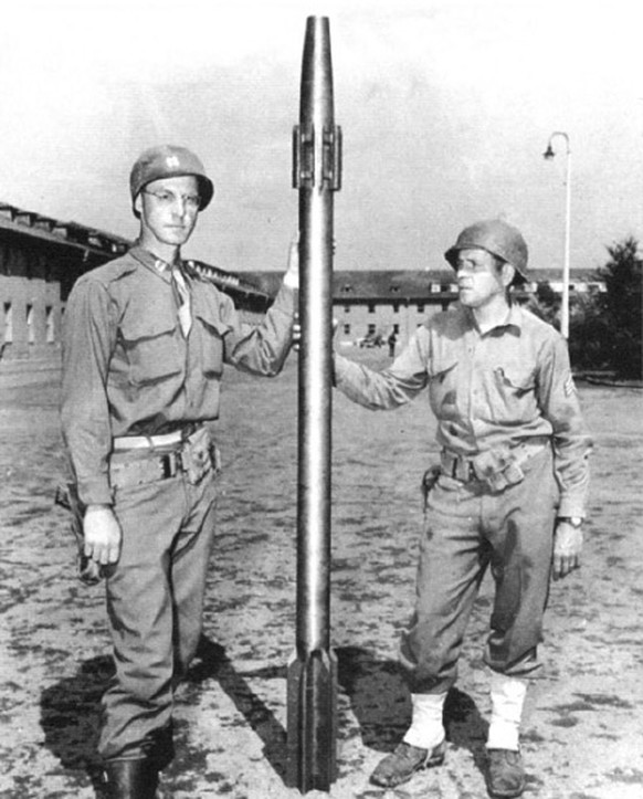 Amerikanische Soldaten posieren mit einer V3-Granate.