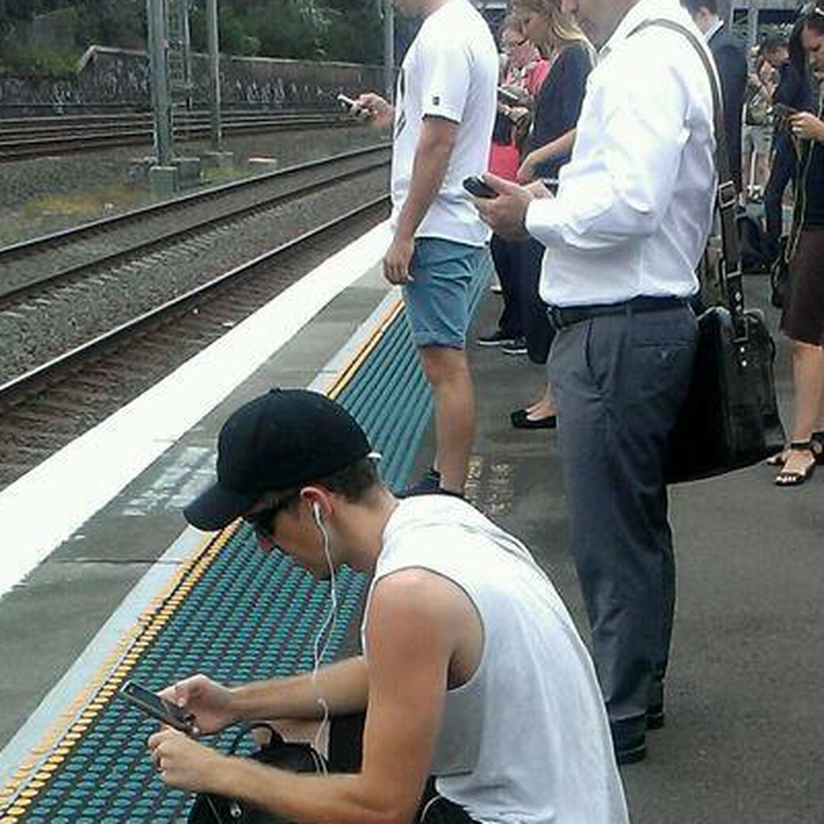 Wenn wir nach Hause kommen, glotzen alle wie immer auf ihr Smartphone.