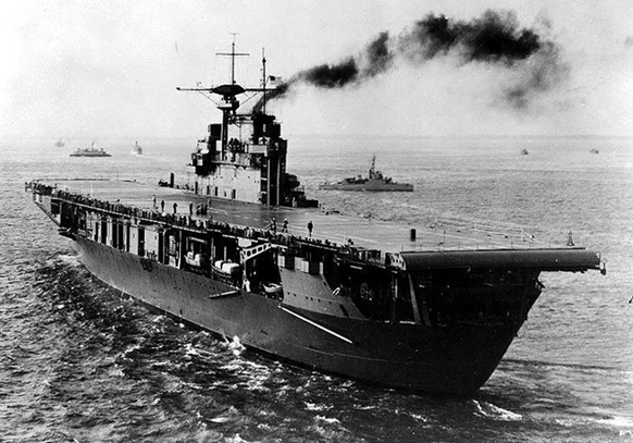 So hat ein richtiger Flugzeugträger auszusehen: Die USS Hornet im Zweiten Weltkrieg.