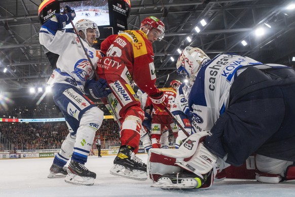 Zuerichs Justin Sigrist, links, und Torhueter Jakub Kovar, rechts, verteidigen gegen Biels Tino Kessler, Mitte, im vierten Eishockey Playoff-Viertelfinalspiel der National League zwischen dem EHC Biel ...