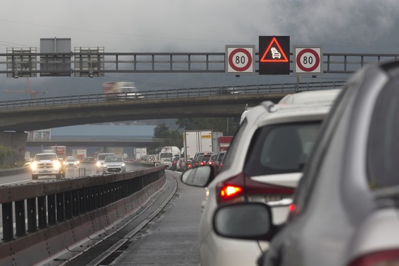 Traffic jam on the A1 motorway near Egerkingen heading towards Berne, photographed on June 30, 2016. (KEYSTONE/Gaetan Bally)

Stau auf der Autobahn A1..Stau auf der A1 bei Egerkingen richtung Bern am  ...