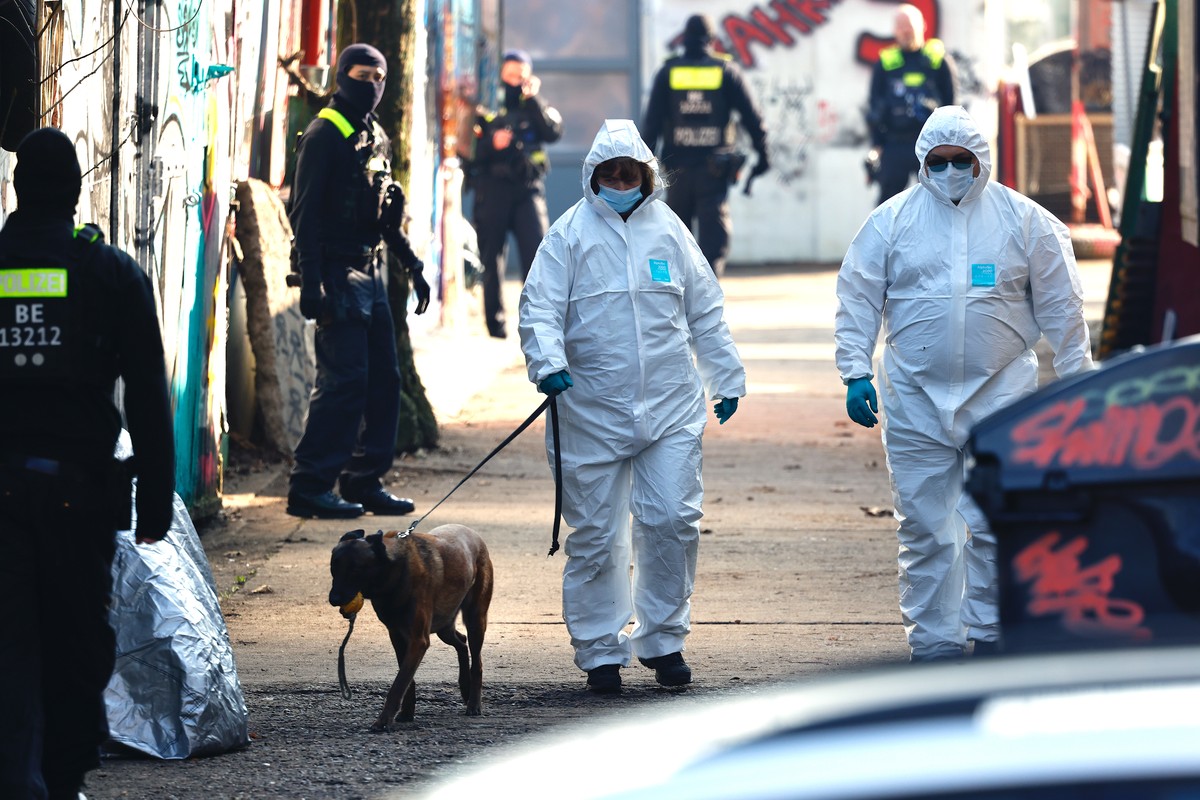 epa11195876 Special police units search for long-sought members Ernst Volker S. and Burkhard G. of Germany's Red Army Faction (RAF) militant group, in Berlin, Germany, 03 March 2024. The search c ...